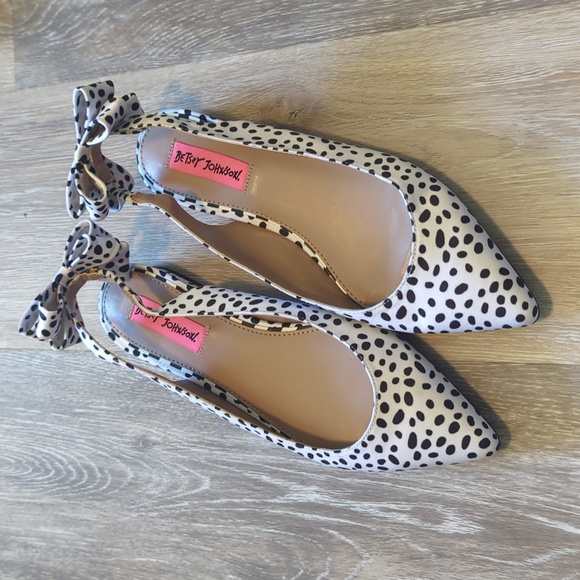 NWOT Betsey Johnson pointed toe flats with bow - Picture 1 of 5
